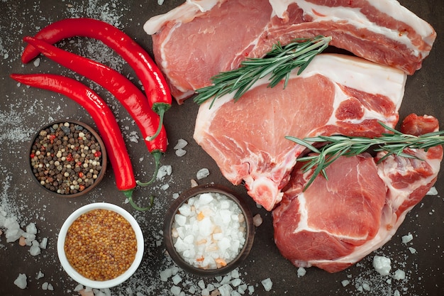 Carne cruda con spezie in una composizione con accessori da cucina