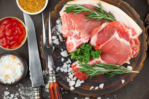 Carne cruda con spezie in una composizione con accessori da cucina