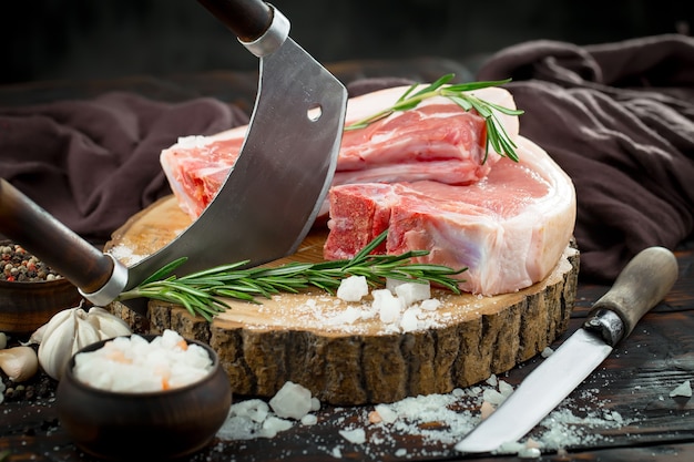 Carne cruda con spezie in una composizione con accessori da cucina