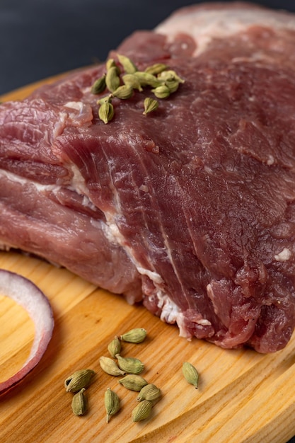 carne cruda con spezie su una tavola di legno