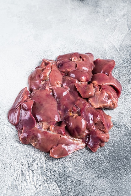 Carne cruda del fegato di pollo sulla tavola del macellaio