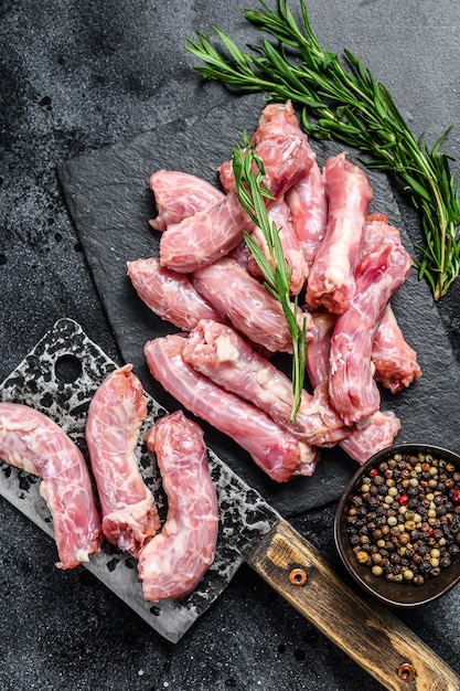 Carne cruda di collo di tacchino su un tagliere