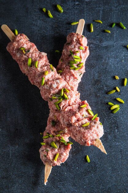 Carne cruda di kebab su spazio nero. Spazio libero. Vista dall'alto.