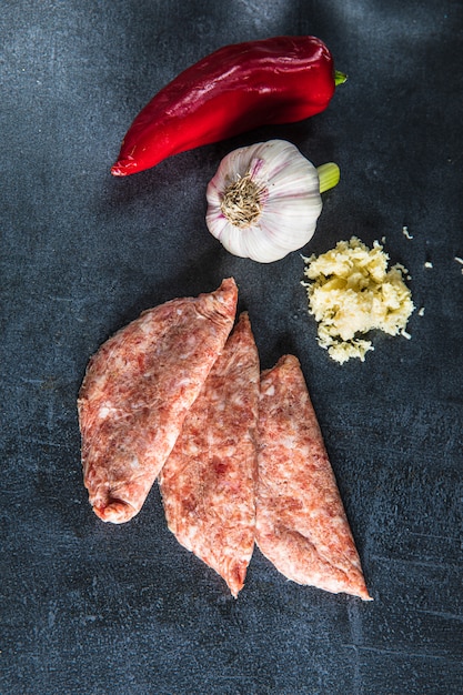 Carne cruda di kebab su spazio nero. Spazio libero. Vista dall'alto.