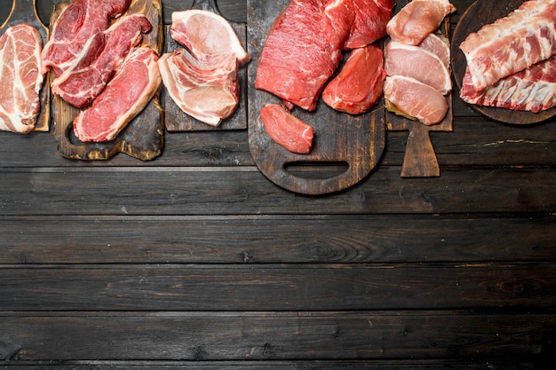 Carne cruda Diversi tipi di carne di maiale e di manzo