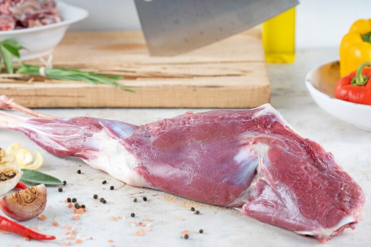 Carne cruda e ingredienti per cucinare