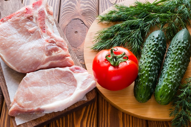 Carne cruda e verdure su un tagliere