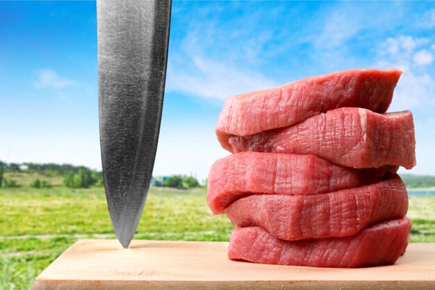 Carne cruda fresca e coltello su cenni storici