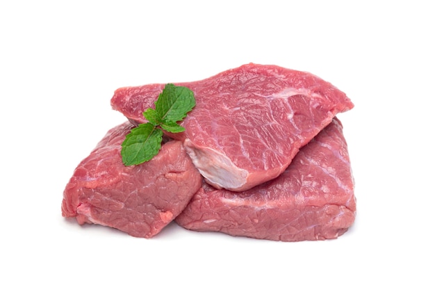 carne cruda fresca isolata su sfondo bianco