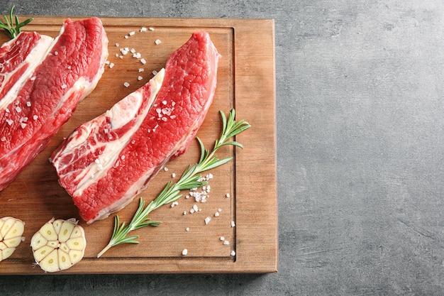 Carne cruda fresca su tavola di legno