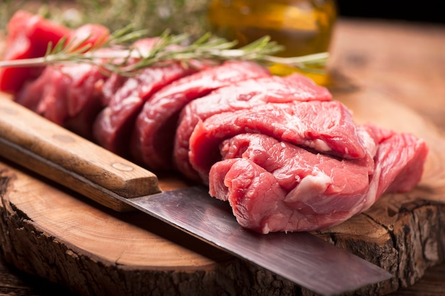 Carne cruda fresca sulla vecchia tavola di legno