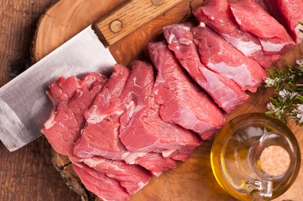 Carne cruda fresca sulla vecchia tavola di legno