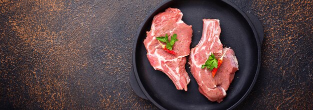 Carne cruda in padella di ghisa