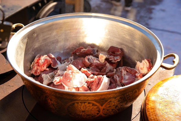 Carne cruda in un piatto di metallo