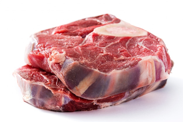 Carne cruda isolata su bianco