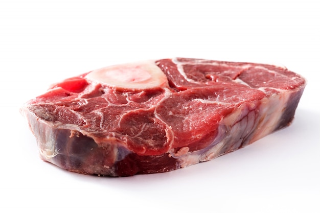 Carne cruda isolata su bianco