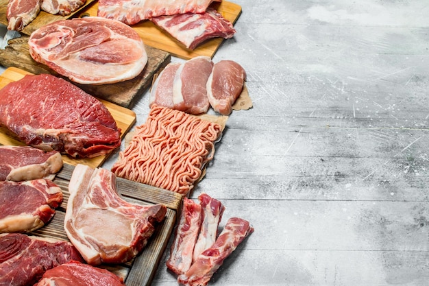 Carne cruda Le varie carni di maiale e bovino