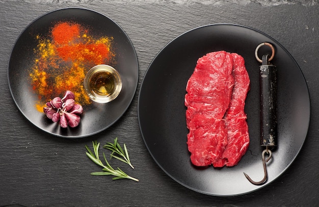 Carne cruda marmorizzata Bistecca alle erbe aromatiche e scaglie di metallo