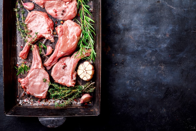 Carne Cruda Montone fresco con osso Spezie Chesno e rosmarino