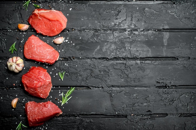 Carne cruda Pezzi di manzo con aglio e rosmarino