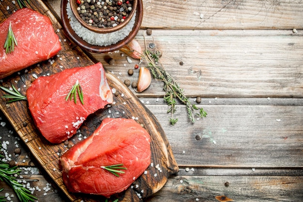 Carne cruda Pezzi di manzo fresco con spezie ed erbe aromatiche