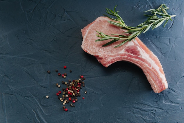 Carne cruda preparata per arrostire al forno o alla griglia con cottura al forno e pepe