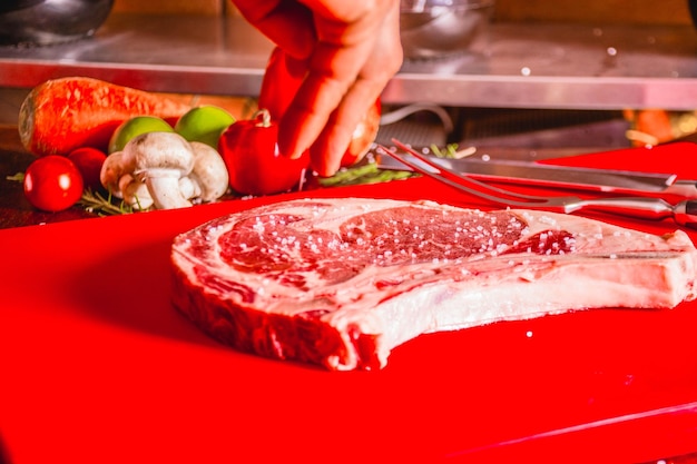 CARNE CRUDA PRONTA DA GRIGLIARE SU TAVOLA