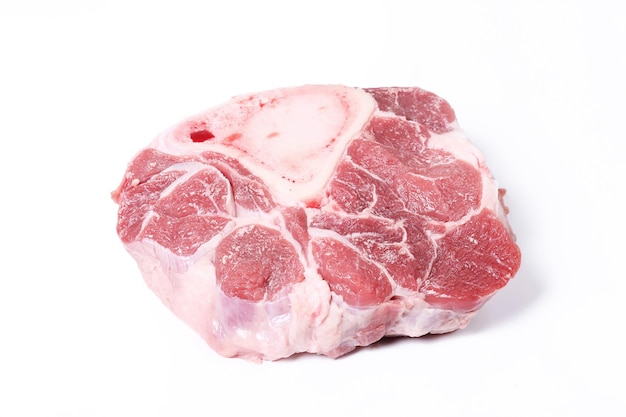 Carne cruda su sfondo bianco