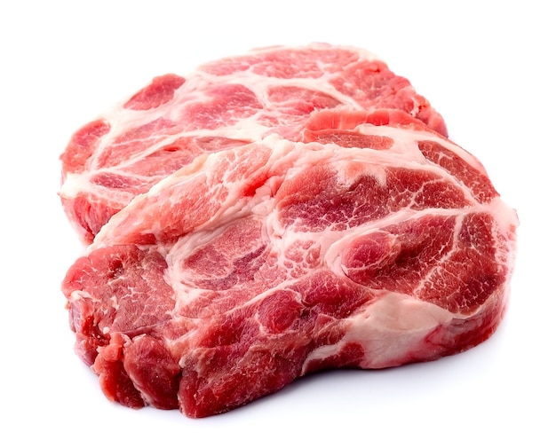 Carne cruda su sfondo bianco