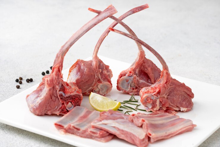 Carne cruda su un piatto bianco e ingredienti per cucinare