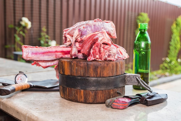 Carne cruda su un ponte per fare il pranzo Carne fresca su una tavola da taglio con olio d'oliva e un coltello