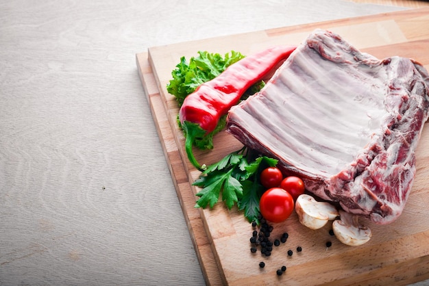 Carne cruda su uno sfondo di legno Vista dall'alto Spazio libero per il testo