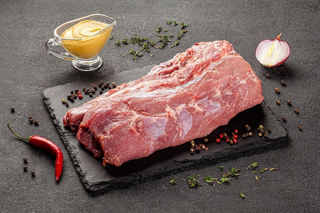 Carne cruda su uno sfondo scuro