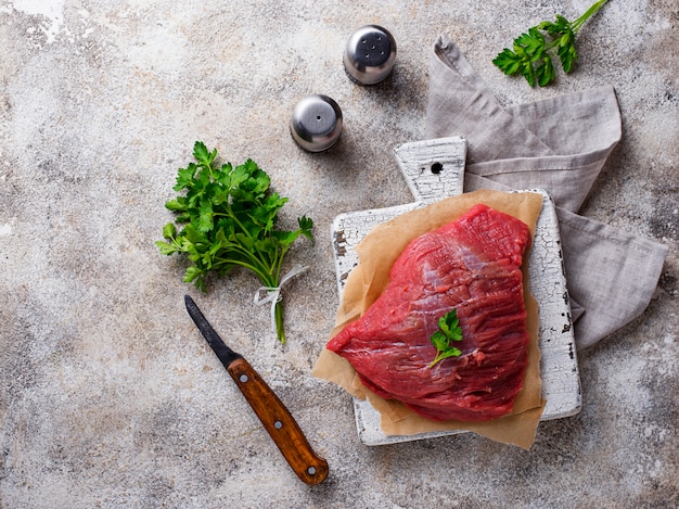 Carne cruda sul tagliere