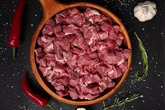 Carne cruda tritata. Tagliare la carne di manzo a pezzetti sul piatto di legno