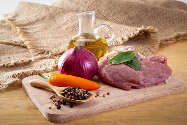 Carne cruda, verdure e olio d&#39;oliva.