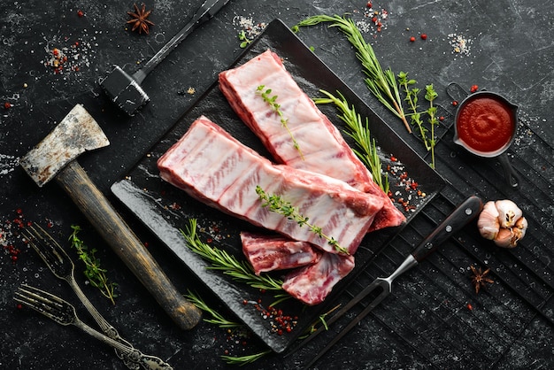 Carne Crudo Costine di maiale al rosmarino Vista dall'alto Stile rustico