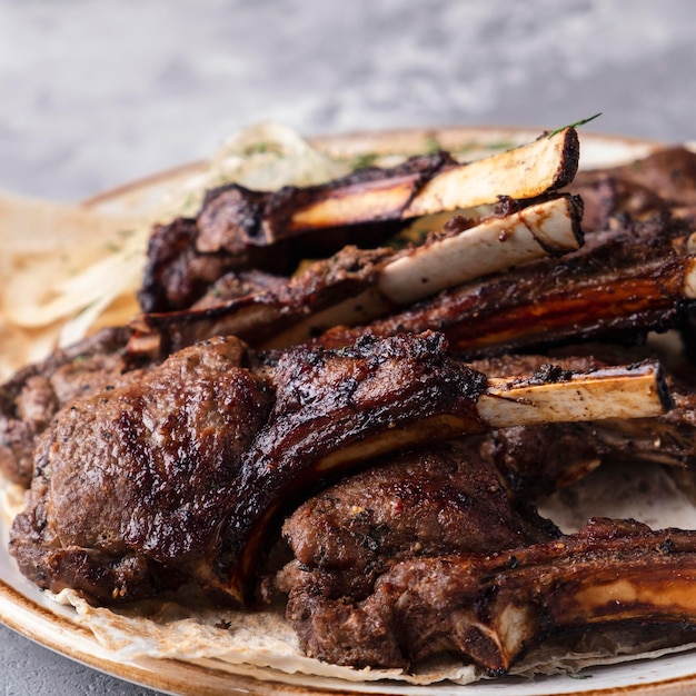 Carne di agnello alla griglia su un piatto. Avvicinamento