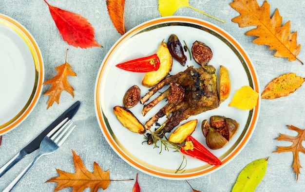 Carne di agnello appetitosa con fichi