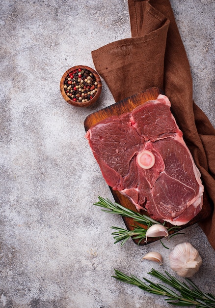 Carne di agnello con rosmarino e spezie