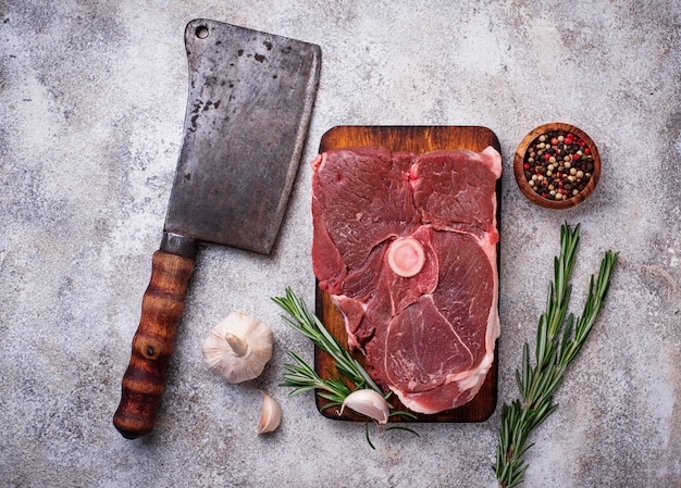 Carne di agnello con rosmarino, spezie e mannaia.