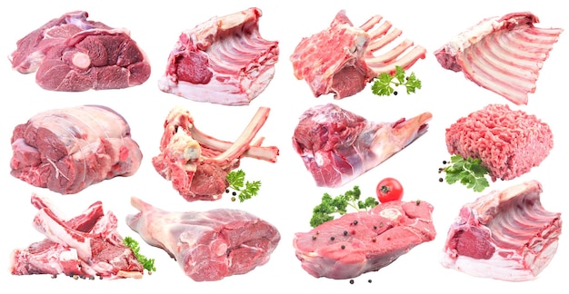 Carne di agnello su sfondo bianco