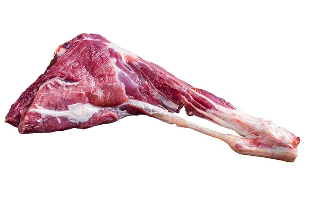 Carne di coscia di agnello cruda intera con l'osso isolata su sfondo bianco