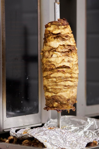 carne di doner kebab. Lo chef prepara il doner kebab. Shawarma o giroscopi su uno spiedino di metallo. Donatore di cottura