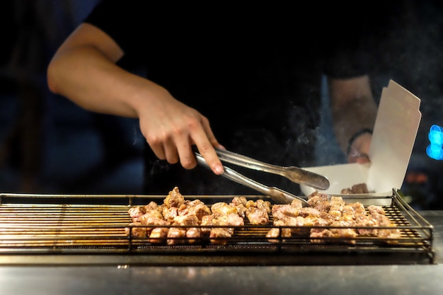 Carne di griglia nel mercato notturno di Taipei