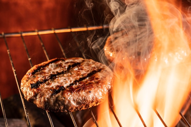 Carne di hamburger ad alto angolo sulla griglia