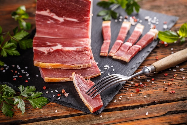 Carne di maiale affumicata affettata