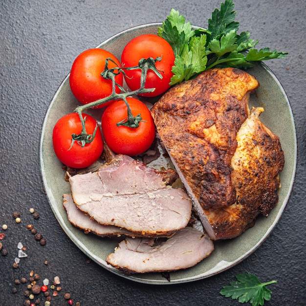 carne di maiale al forno piatto di carne fresca porzione dietetica pasto sano dieta alimentare natura morta spuntino sul tavolo