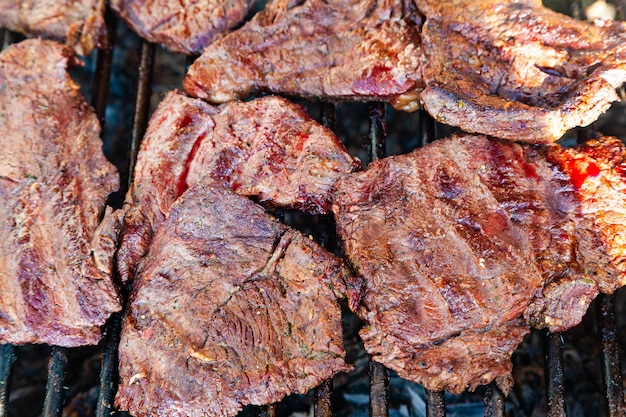 Carne di maiale alla griglia con primo piano del sangue Bistecche alla griglia