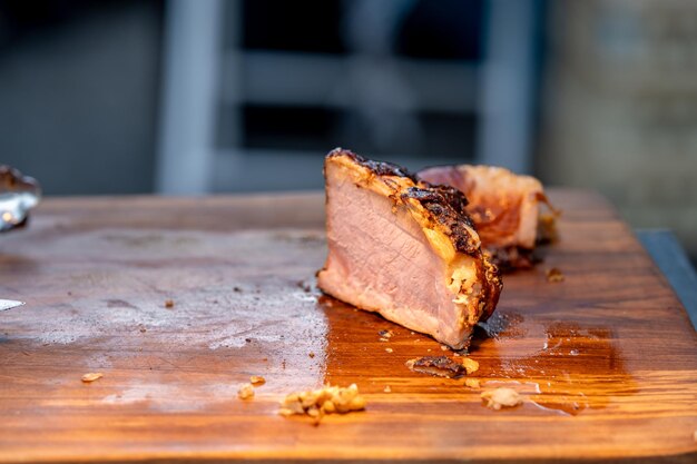 Carne di maiale arrosto su una tavola di legno